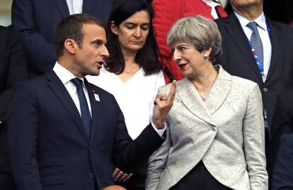 El presidente francés, Emmanuel Macron, y la primera ministra británica, Theresa May, asisten a un partido de fútbol amistoso en París el 13 de junio de 2017. EFE/ETIENNE LAURENT