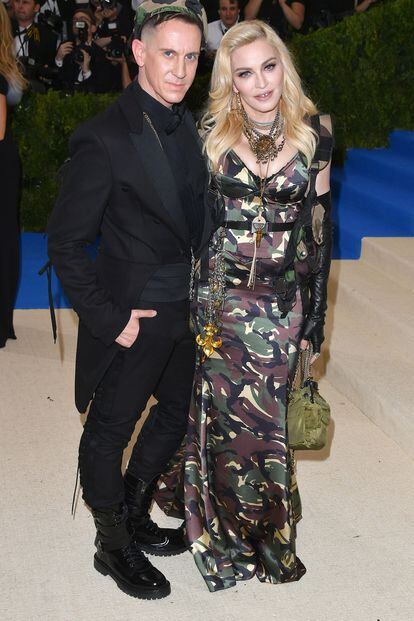 Jeremy Scott y Madonna confirman su idilio en la alfombra roja del MET.