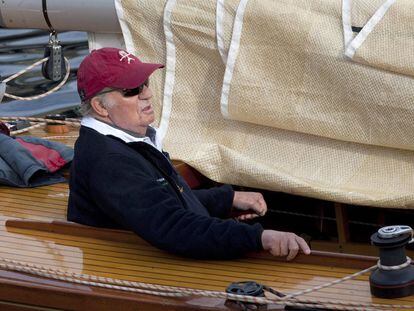 Juan Carlos I, en octubre de 2019, en Sanxenxo a bordo del velero clásico 'Ian', rebautizado como 'Bribón'.