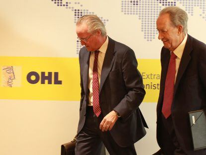 Juan Miguel Villar Mir, presidente de OHL, acompañado por Josep Piqué, consejero delegado del área de construcción.