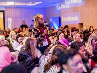 Taller organizado por Facebook y ONU Mujeres sobre liderazgo femenino y entorno digital para pequeñas y medianas empresarias en Ciudad del Cabo, Sudáfrica, en junio de 2015.  