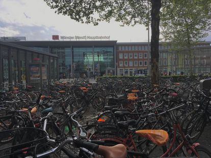 Aparcamiento de bicicletas ante la estación de tren de Münster.