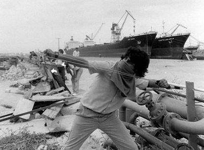 Un trabajador de Astilleros Españoles de Puerto Real (Cádiz), durante un enfrentamiento con la policía en abril de 1987.