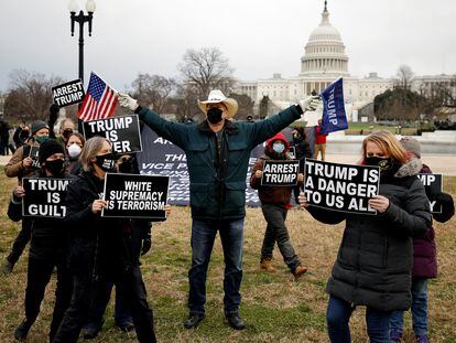 Manifestantes pro y antiTrump frente al Capitolio en Washington.