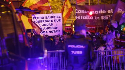 Manifestación contra la amnistía y el líder socialista, Pedro Sánchez, este viernes, en Madrid.