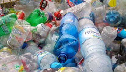 Botellas de plástico en una planta de reciclaje.