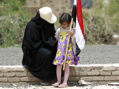 Una mujer y una ni&ntilde;a yemen&iacute;es tras una protesta contra los ataques de Arabia Saud&iacute;