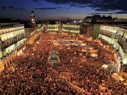 Concentración en la Puerta del Sol de Madrid del Movimiento 15-M en protesta por la situación política y económica de España, durante la campaña para las municipales de mayo de 2011.