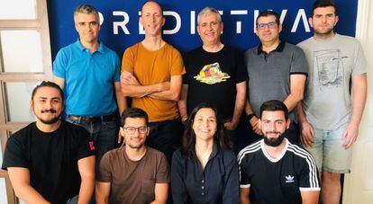 Pablo Enciso, CEO de Predictiva (arriba, el primero por la izquierda), junto a gran parte del equipo de la startup malague&ntilde;a. 