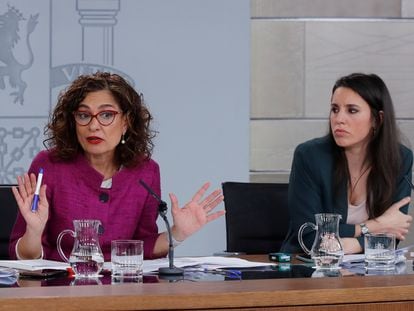 La ministra de Hacienda, Maria Jesús Montero, y la de Igualdad, Irene Montero, tras un Consejo de Ministros.