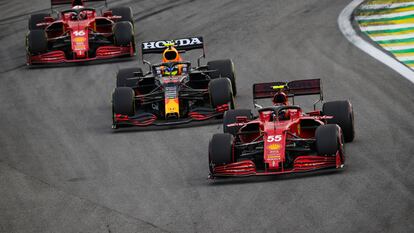 El Red Bull de Checo Pérez entre los Ferrari de Carlos Sainz Jr. y Charles Leclerc.