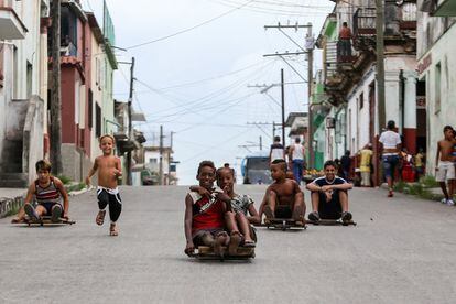 Niños montan chivichanas en el Barrio El Canal.