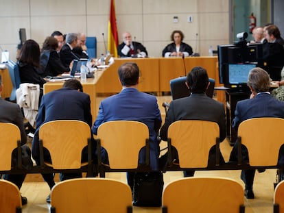 Desde la izquierda y de espaldas, el representante de Iberdrola y sus cuatro directivos, sentados este martes en el banquillo de la Audiencia Nacional.