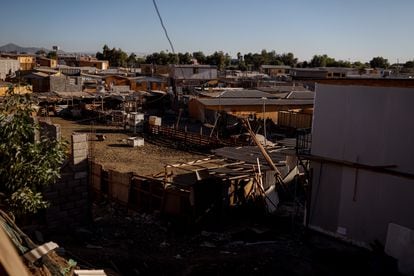 El terreno 'Nuevo Amanecer' de Cerrillos, en Santiago, en donde viven cerca de 10.000 personas, el 13 de abril de 2022.