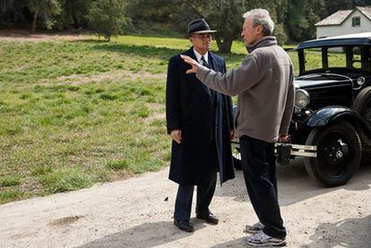 Clint Eastwood da indicaciones a Leonardo DiCaprio, caracterizado como Hoover, en el rodaje de <i>J. Edgar.</i>