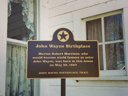 Una placa, en la casa natal del actor John Wayne.
