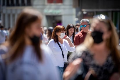 Personas que pasean por el centro de Madrid.