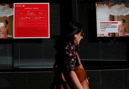 Una mujer pasa por delante de varios anuncios de hipotecas en Madrid, en una imagen de archivo.