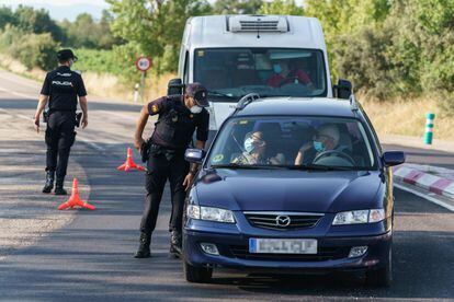 Control policial en una carretera de acceso a Aranda de Duero, este viernes.