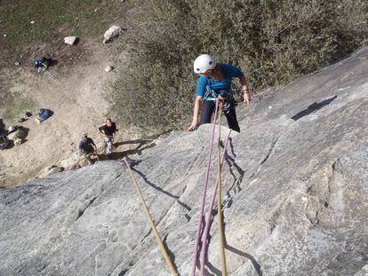 Una mujer hace escalada en La Pedriza.