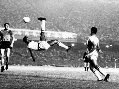 Pelé durante un partido en septiembre de 1968.
