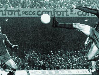 Johan Cruyff vuela ante el portero Miguel Reina para marcar un gol m&iacute;tico en el Camp Nou ante el Atl&eacute;tico de Madrid en 1973.