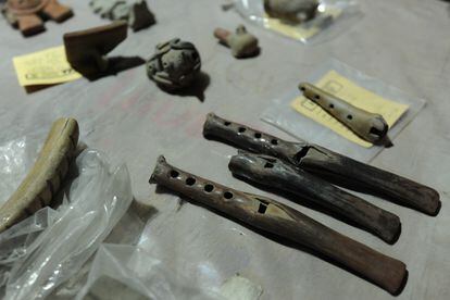 Evidencias materiales de los omichicahuaztlis (instrumentos musicales de hueso trabajado), flautas y ocarinas, muestran que ahí tuvieron lugar diversos rituales.