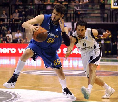 El alero del Cajasol Kaloyan, en un momento del partido.