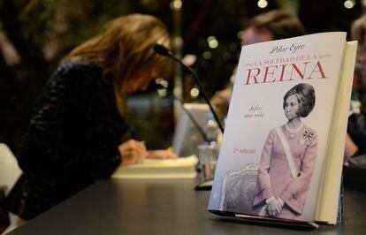 Pilar Eyre firma autógrafos de su polémica biografía de Sofía de Grecia, 'La Soledad de la Reina', en Barcelona en 2012.