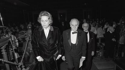 Elena Quiroga, junto a Juan Rof Carvallo y Francisco Ayala (en el centro), durante el acto del ingreso de este a la Real Academia Española de la Lengua.