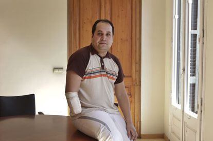Agustín Ganchozo sufrió un accidente laboral que obligó a amputarle la mano derecha.