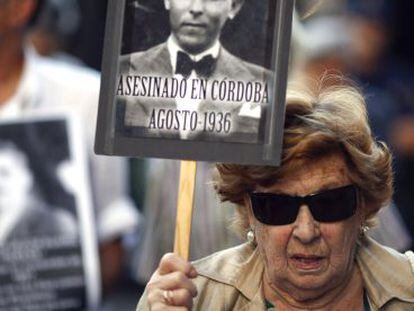 V&iacute;ctimas de los cr&iacute;menes de la Guerra Civil y el franquismo, en la concentraci&oacute;n frente al Congreso.