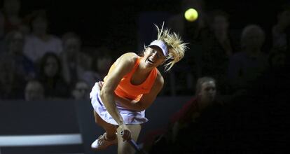 Sharapova sirve durante el partido contra Vinci en Stuttgart.