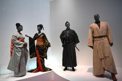 Varios quimonos en 'De Kioto a la pasarela' en el Victoria and Albert Museum de Londres.