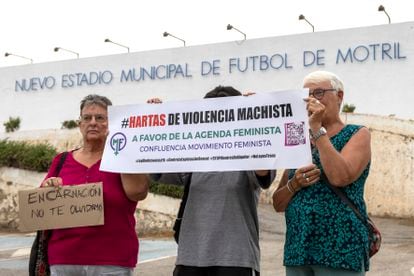 Tres mujeres posan en las afueras del Estadio municipal de Motril con una pancarta del movimiento feminista. 