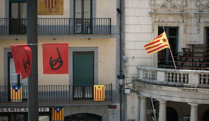 Fachada del Ayuntamiento de Berga (a la derecha), con la estelada como única bandera.