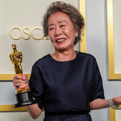 Yuh-Jung Youn, la sensación de la noche en las redes, posa con su Oscar por mejor actriz de reparto por 'Minari'.
