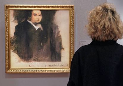 Una mujer ante 'Portrait d’Édouard Belamy', creado por un algoritmo, en la sala Christie’s de Nueva York.