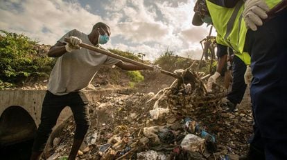 Recogida de basura en Tanzania