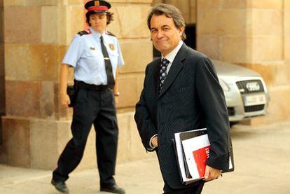 El líder de CiU, Artur Mas, tras reunirse el jueves con el presidente catalán, José Montilla.