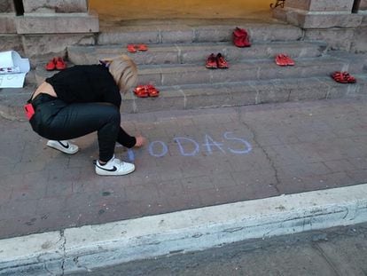 Marisol Cuadras escribe el mensaje "todas fuimos" en el suelo del Palacio Municipal de Guaymas, Sonora.