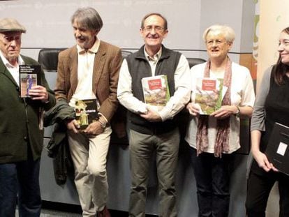 Desde la izquierda, Pinilla, Saizarbitoria; los premiados en traducci&oacute;n, I&ntilde;aki Mendiguren y Sarah Turtle, y la ilustradora Elena Odriozola, tras conocerse el fallo de los Premios Euskadi.