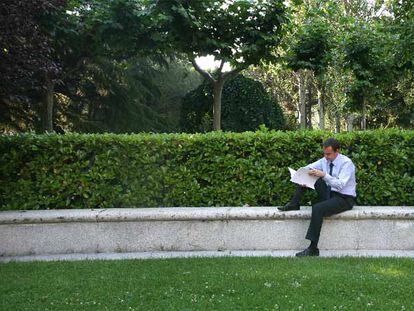 Zapatero leyendo en los jardines de La Moncloa