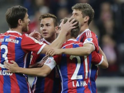 G&ouml;tze celebra su gol ante el Paderborn junto a Alonso, Lahm y Muller.