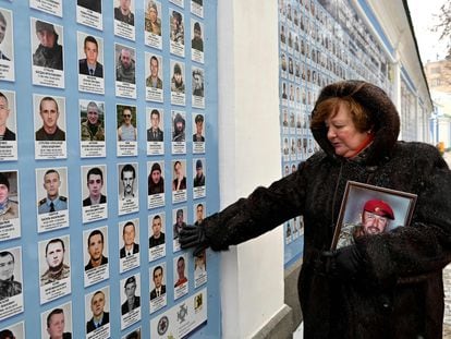 La madre de un soldado ucranio recordaba a su hijo, el viernes en un memorial del conflicto en Kiev.