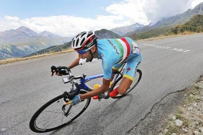 Nibali, considerado uno de los mejores descendedores del pelot&oacute;n, bajando un puerto del Tour de 2015.