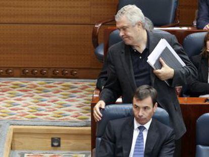 Jos&eacute; Quintana se levanta en la Asamblea de Madrid. Bajo &eacute;l, Tom&aacute;s G&oacute;mez.