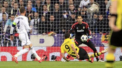Diego López detiene el disparo de Lewandowski ante Sergio Ramos.