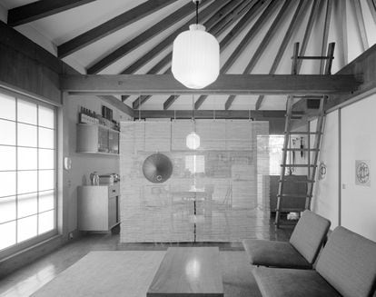 Foto histórica del interior de la Casa-Paraguas poco después de su inauguración en Nerima, Tokio, ca. 1963-1964.