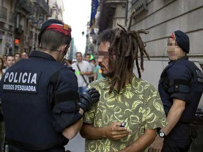 Una patrulla de los Mossos procede a la identificación de un hombre en el casco antiguo de Barcelona.